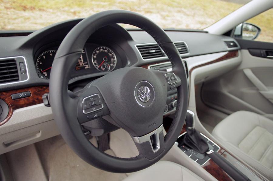  Volkswagen Passat 2.5L SEL Premium 2012 года  (фото 22 из 36)